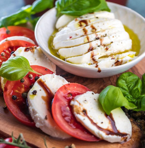 Tomaten-Mozzarella-Salat mit Basilikum