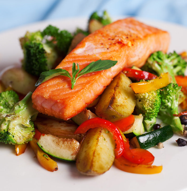 Lachs auf Brokkoli-Paprika-Gemüse mit kleinen Kartoffeln